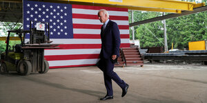 Joe Biden geht vor einer US-Flagge