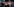 Ein Mann mit Gesichtsmaske versucht, mit der Hand die Kamera des Fotografen zu verdecken.