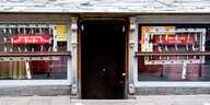 Blick auf den Eingang des Elbschlosskellers in Hamburg St Pauli. Die Tür ist verschlossen, in den Scheiben links und rechts davon steht auf roten Schildern der Name Elbschlosskeller