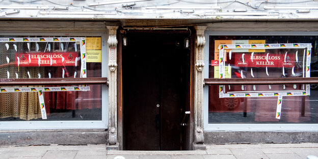 Blick auf den Eingang des Elbschlosskellers in Hamburg St Pauli. Die Tür ist verschlossen, in den Scheiben links und rechts davon steht auf roten Schildern der Name Elbschlosskeller