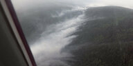 Dieses Bild stammt aus einem vom russischen Notfallministerium zur Verfügung gestellten Video und zeigt den Blick auf einen Waldbrand aus einem Mehrzweck-Amphibienflugzeug des russischen Notfallministeriums im Transbaikalischen Nationalpark in Burjatien,