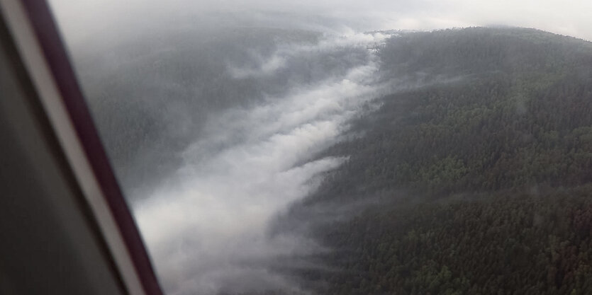 Dieses Bild stammt aus einem vom russischen Notfallministerium zur Verfügung gestellten Video und zeigt den Blick auf einen Waldbrand aus einem Mehrzweck-Amphibienflugzeug des russischen Notfallministeriums im Transbaikalischen Nationalpark in Burjatien,