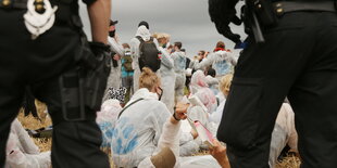 Umweltaktivisten im weissen Overalls werden von der Polizei eingekesselt. Rund 50 Kohlegegner hatten am Braunkohletagebau Garzweiler gegen einen weiteren Kohleabbau protestiert.