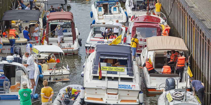 dicht aneinander gedrängte Motorboote in einer Schleuse