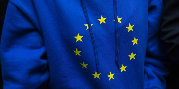 Pullover mit einer Europafahne