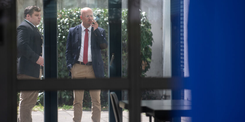 Andreas Kalbitz bei einer Rauchpause im Landtag.