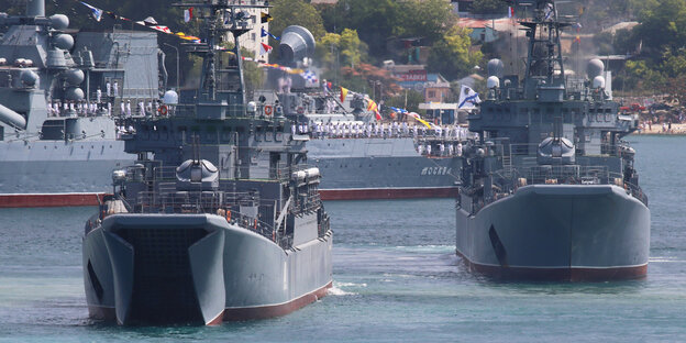 Zwei russische Kriegsschiffe während einer Parade im Schwarzen Meer