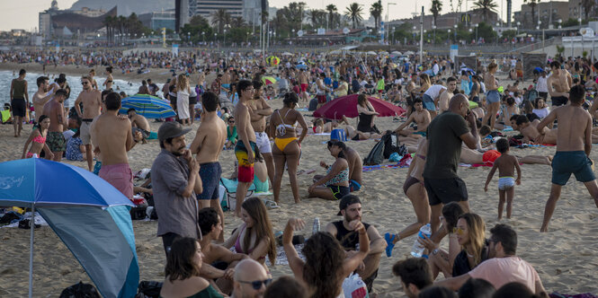 Dicht gedrängt genießen Urlauber den Strand von Barcelona
