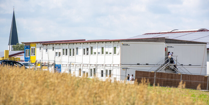 Container-Dorf als Unterkunft für Erntehelfer im bayerischen Mamming