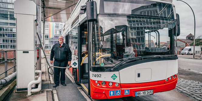 Zapfsäule, Busfahrer, Bus