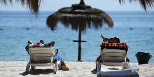 Touristen liegen am Strand