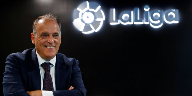 Der Liga-Präsident Javier Tebas sitzt vor dem Logo des Verbands