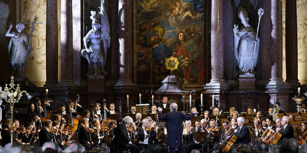 Orchester in Kirche mit Heiligenstatuen