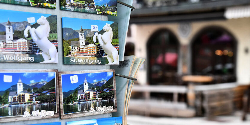 St.Wolfgang: Ein Ständer mit Post- und Magnetkarten in St. Wolfgang am Wolfgangsee.