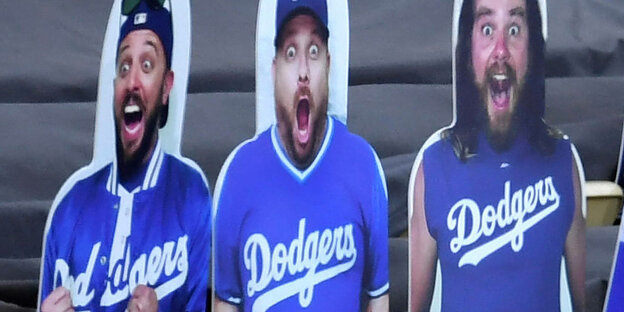 drei Fans der Los Angeles Dodgers als Pappfiguren