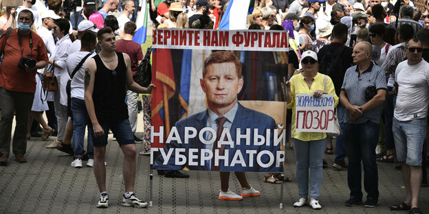 Menschen halten Plakate mit der Aufschrift «Gebt uns Sergej furgal, den Volksgouverneur, zurück»