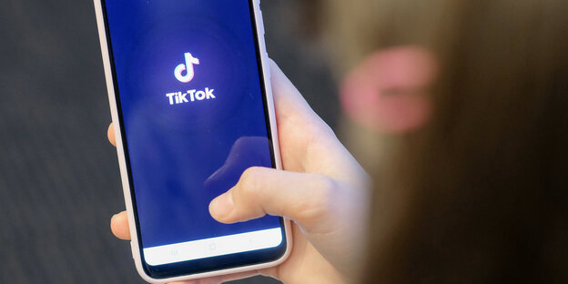 Das Tiktok-Symbol auf einem Smartphone-Diskplay