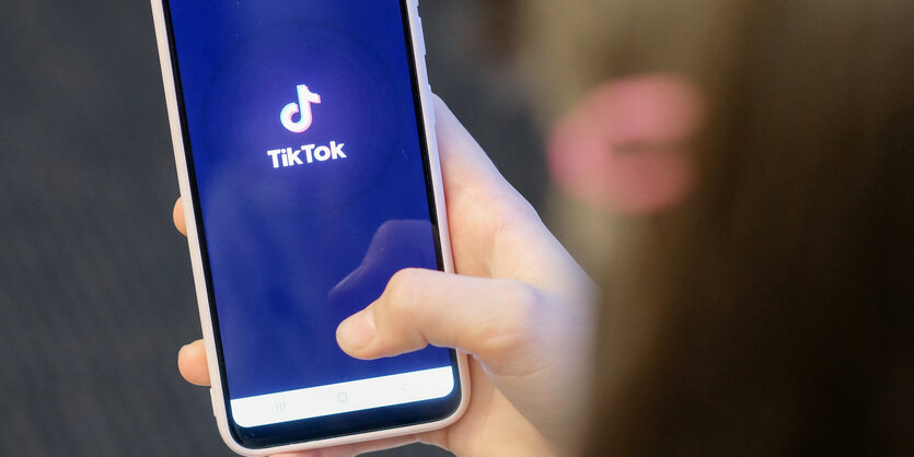 Das Tiktok-Symbol auf einem Smartphone-Diskplay