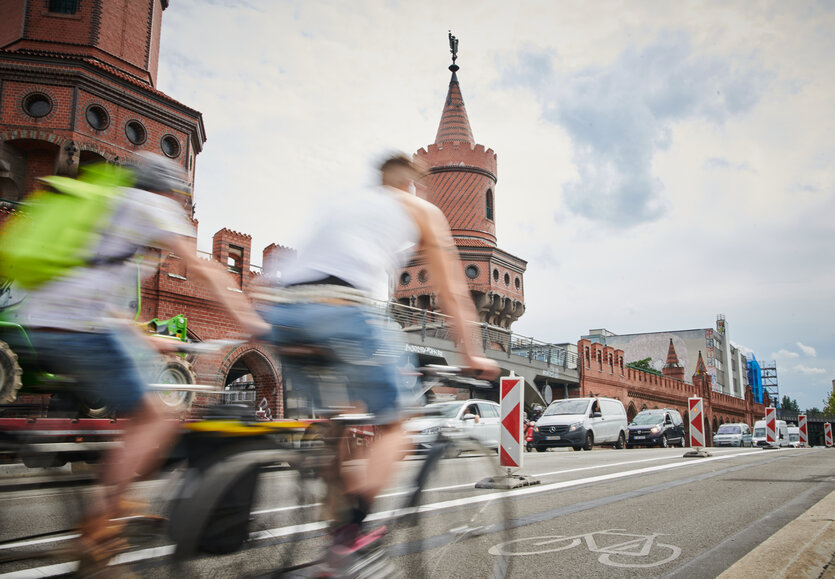 Fahrradfahrer*innen fahren auf der Radspur der Oberbaumbrücke