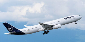 Ein Lufthansa-Flugzeug vom Typ Airbus A330-300 startet