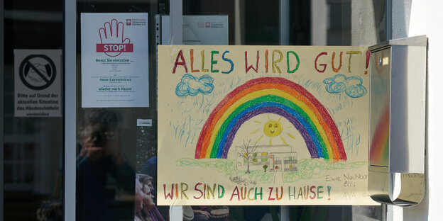 Ein Schild mit einem Regenbogen und dem Slogan "Alles wird gut" ist an einem Wohnheim für Behinderte in Koblenz angebracht.