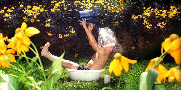 ein Mann sitzt im Garten in einer Schüssel mit Wasser und schüttet sich Wasser über den Kopf