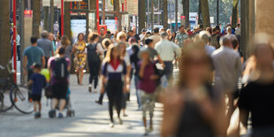 Menschen in der Fußgängerzone