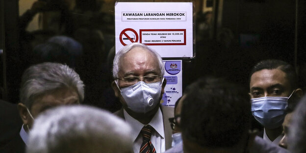 Najib Razak mit Mundschutz in einer Menschenmenge