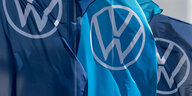 drei Fahnen mit dem VW-Logo