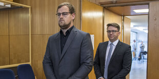 Ein Justizbeamter nemmit Stephan Ernst die Handschellen ab