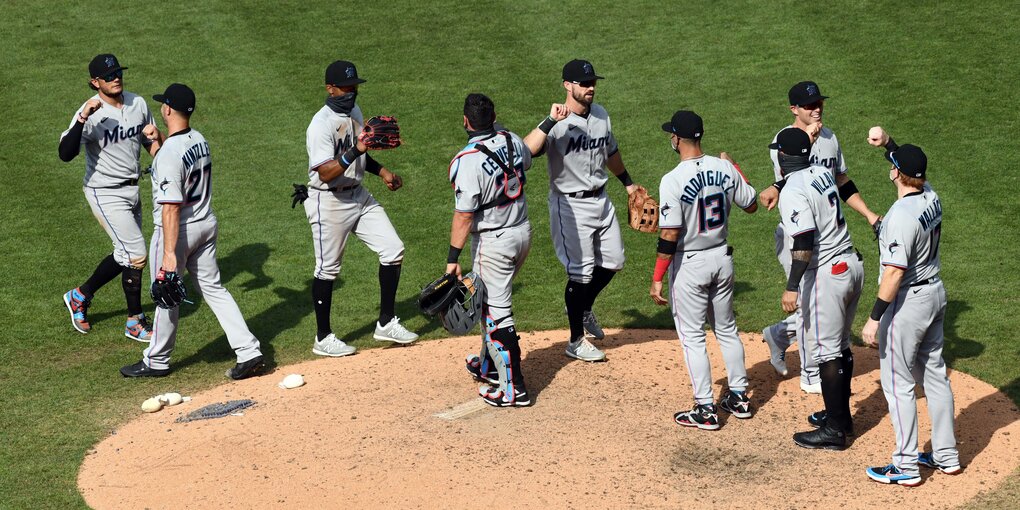 Die Baseballmannschaft der Miami Marlins klatscht sich nach dem Spiel ab