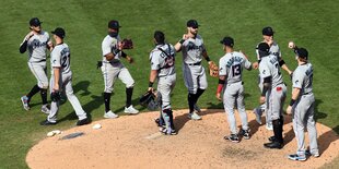 Die Baseballmannschaft der Miami Marlins klatscht sich nach dem Spiel ab