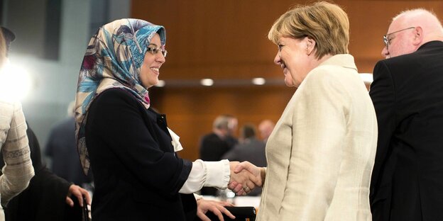 Nurhan Soykan schüttelt Angela Merkel die Hand