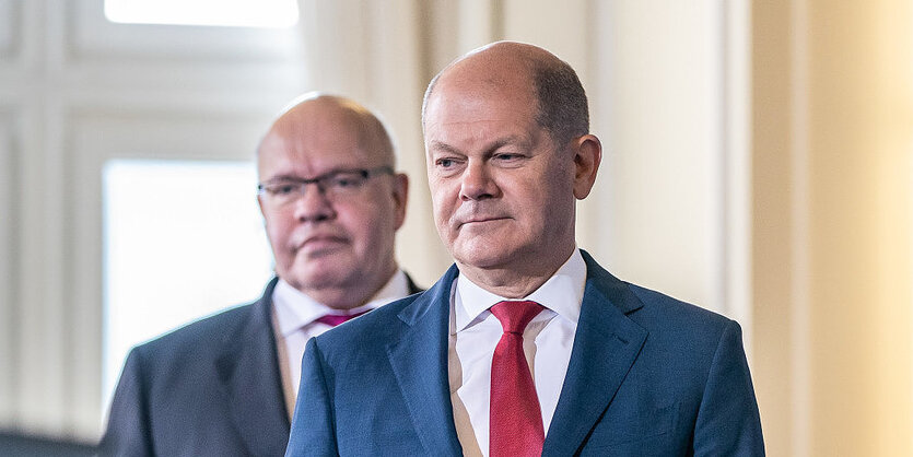 Peter Altmaier steht hinter Olaf SCholz