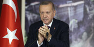 Erdogan klatscht vor türkischer Fahne in die Hände
