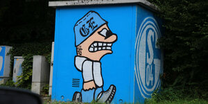 Ein Stromkasten mit Schalke-Grafiti