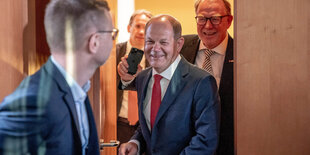 Finanzminister Olaf Scholz kommt nach der Sondersitzung des Finanzausschusses zu Wirecard gut gelaunt aus dem Sitzungssaal