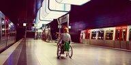 Eine Rollstuhlfahrerin in der U-Bahn-Haltestelle Hafencity Universität.
