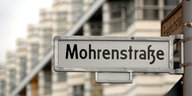 Das Schild zur Mohrenstraße, Ecke Friedrichstraße.