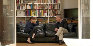 Julia Albrecht spricht im Wohnzimmer mit Matthias Albrecht