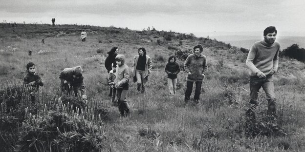 Eine Hügellandschaft mit bürgerlichen Spaziergängern aus dem Jahr 1978.