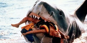 Filmszene aus "Der weiße Hai": Ein riesenhafter Hai hat eine Schwimmerin im Maul