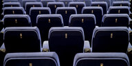 Leeres Kino, nur die blauen Sitzreihen sind zu sehen