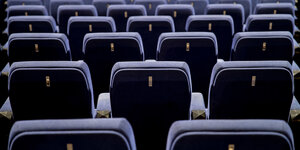 Leeres Kino, nur die blauen Sitzreihen sind zu sehen
