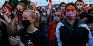 Demonstranten mit Mundschutz und ungarischen Flaggen