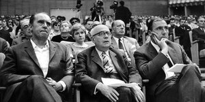 Im Großen Sendesaal des Hessischen Rundfunks sitzen Heinrich Böll, Theodor W. Adorno und Siegfried Unseld nebeneinanader.