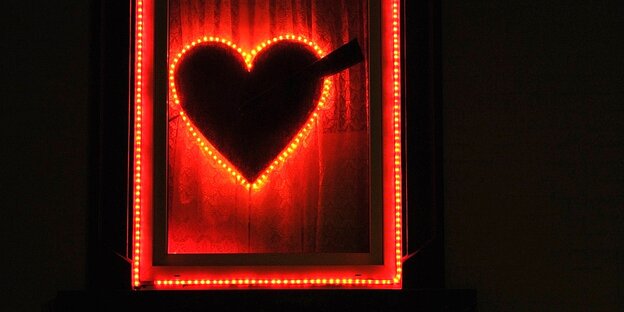 Ein rotes Herz aus einer Neon-Leuchtkette geformt