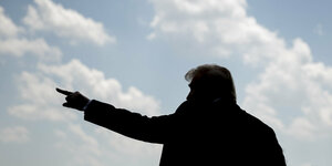 Silhouette von Donald Trump, der seinen Arm ausstreckt