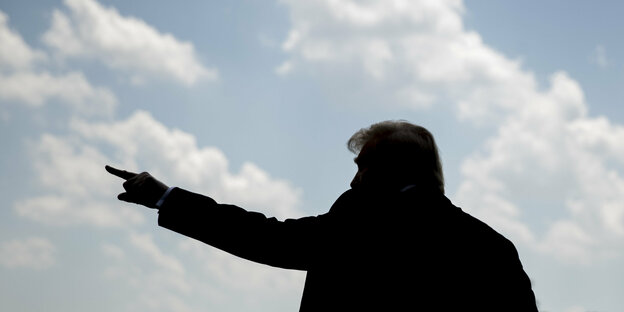 Silhouette von Donald Trump, der seinen Arm ausstreckt