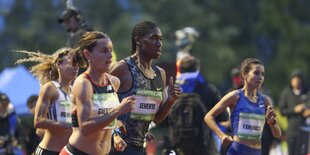 Caster Semenya läuft beim Wettkampf zwischen anderen Athletinnen